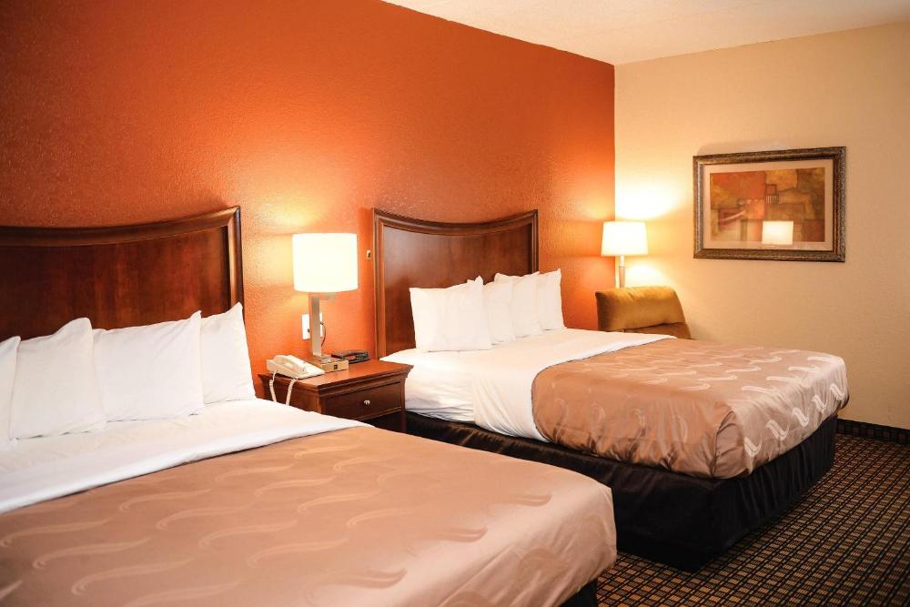 Queen Room with Two Queen Beds - Non-Smoking interior